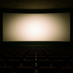 Pusta sala kinowa z wielkim ekranem przed seansem filmowym seansem
