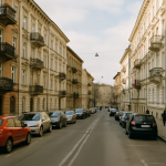 Odrestaurowana kamienica w polskim mieście, reprezentująca nieruchomości mieszkaniowe