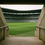 Puste boisko piłkarskie i stadion przed rozpoczęciem nowego sezonu